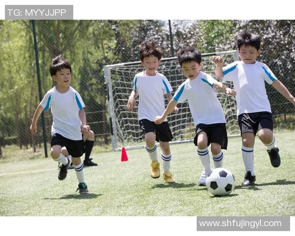 足球明星与可爱娃娃亲密互动瞬间展现温馨家庭生活的美好画面 足球明星与可爱娃娃亲密互动瞬间展现温馨家庭生活的美好画面