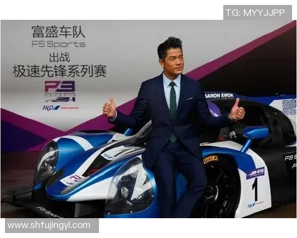 足球明星挑战极限速度跑步赛与赛车的激情对决