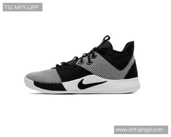 探索足球明星同款鞋子背后的故事与选择技巧，助你成为场上焦点